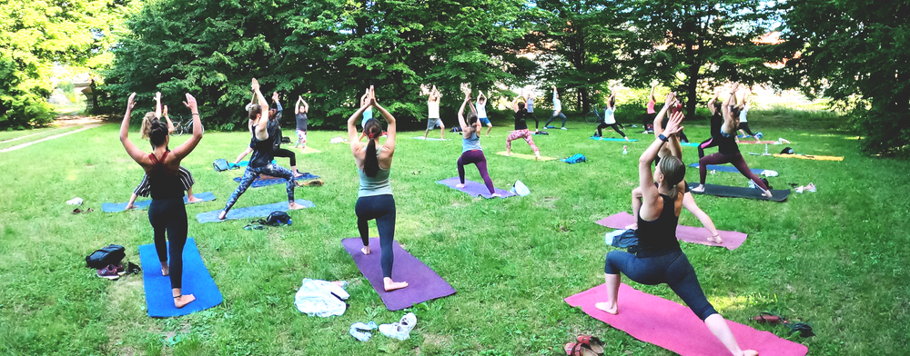 Yogagruppe im Stadtpark