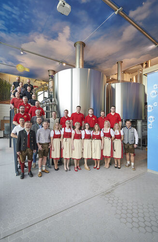 Team der Karmelitenbrauerei vor dem Braukessel