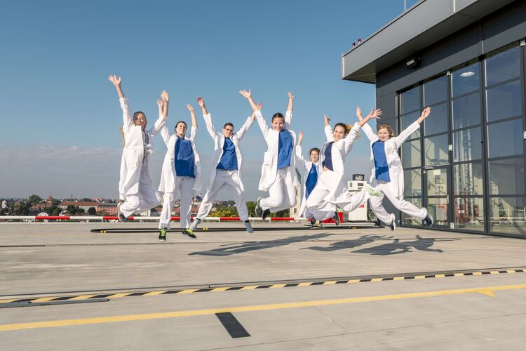 Lachende Mitarbeitende auf dem Dach des Klinikums Straubing