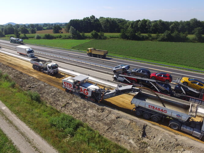 Luftbild Arbeiten der Strabag AG auf der Straße