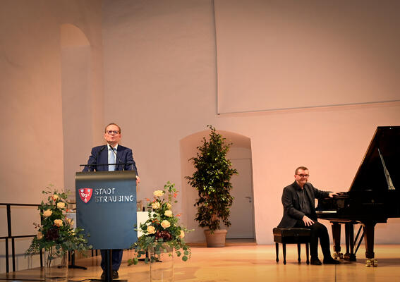 Dr. Martin Kreuzer spricht Schlussworte auf der Bühne, Foto Barbara Rötzer