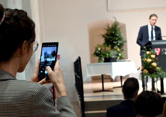 Mitarbeiterin der Wirtschaftsförderung filmt Rede von Regierungspräsident Rainer Haselbeck, Foto Barbara Rötzer