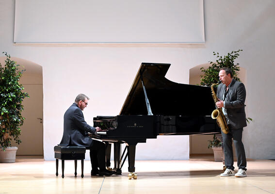 Musiker an Flügel und Saxophon, Foto Barbara Rötzer