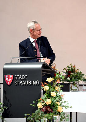 Oberbürgermeister Markus Pannermayr spricht Grußwort auf der Bühne im Rittersaal, Foto Barbara Rötzer